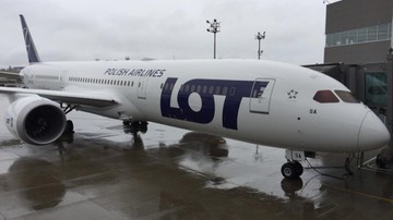 Nowy, dłuższy od pozostałych dreamliner LOT-u wylądował w Warszawie