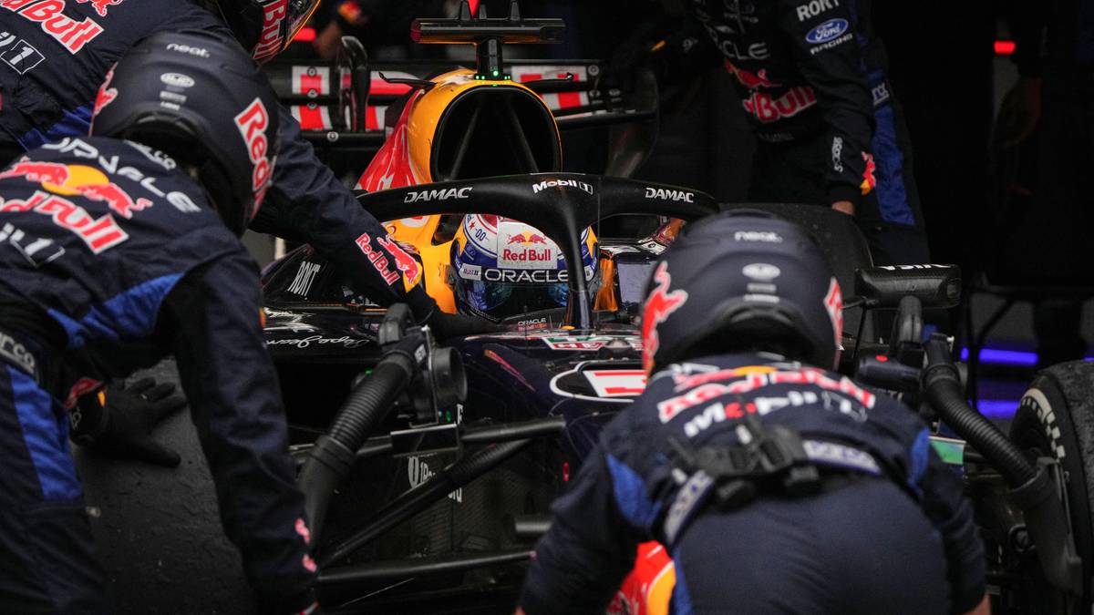Mechanicy zespołu Red Bull Racing pracujący przy bolidzie Formuły 1.