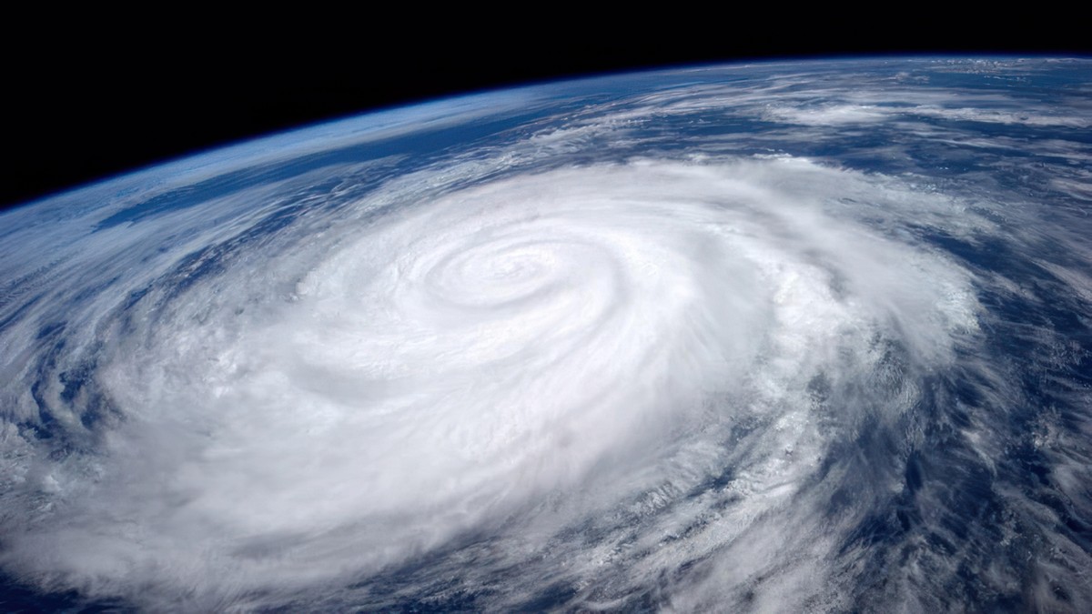 Zdjęcie satelitarne cyklonu tropikalnego Mocha podczas uderzenia w wybrzeża Mjanmy. Fot. NASA.