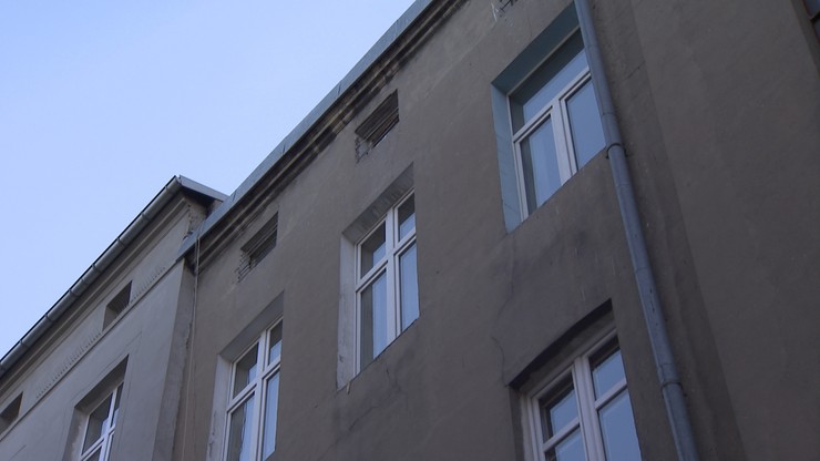 1,5-roczna dziewczynka wypadła z okna w Łodzi. Jest zakażona koronawirusem