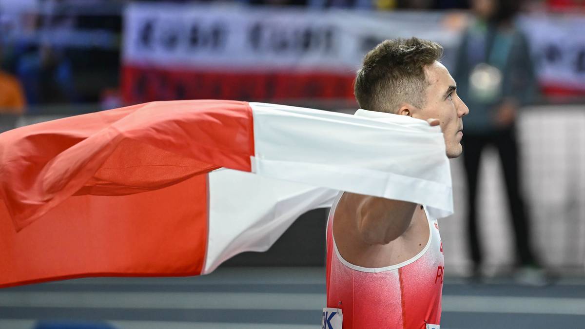 Polski lekkoatleta okryty biało-czerwoną flagą
