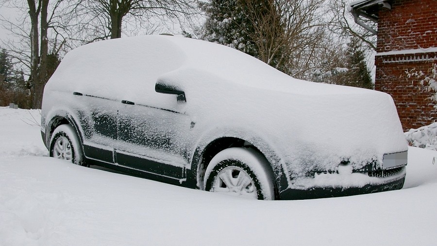 Samochód zasypany przez śnieg. Fot. Pixabay.