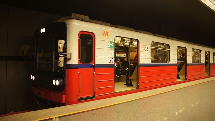 26-latek wpadł pod pociąg metra na stacji Służew
