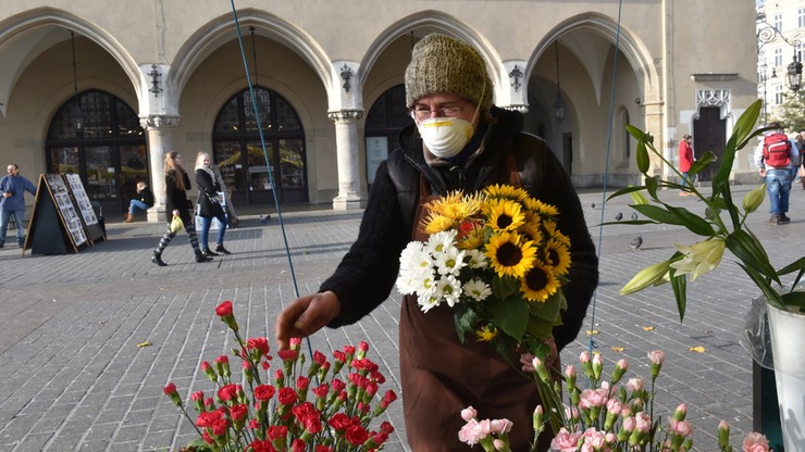 Kwiaciarki bez masek. Po deszczu mieszkańcy Krakowa mogą odetchnąć