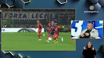 Fragment meczu piłki nożnej z czterema zawodnikami walczącymi o piłkę. W tle widoczny baner "FORZA LECHIA". Po prawej stronie ekranu znajduje się okno z wypowiedzią komentatora i tłumaczem języka migowego.