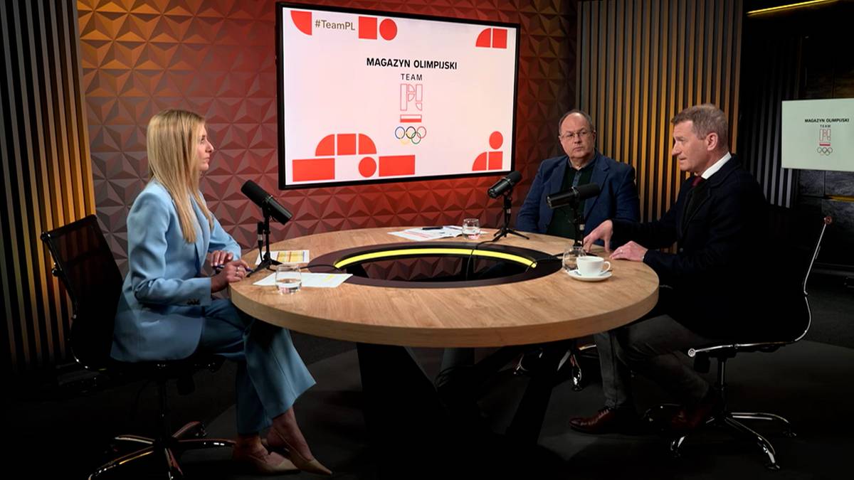 Trzy osoby siedzą przy okrągłym stole w studiu telewizyjnym. Na ekranie za nimi widnieje logo "Magazyn Olimpijski" i symbol igrzysk olimpijskich.