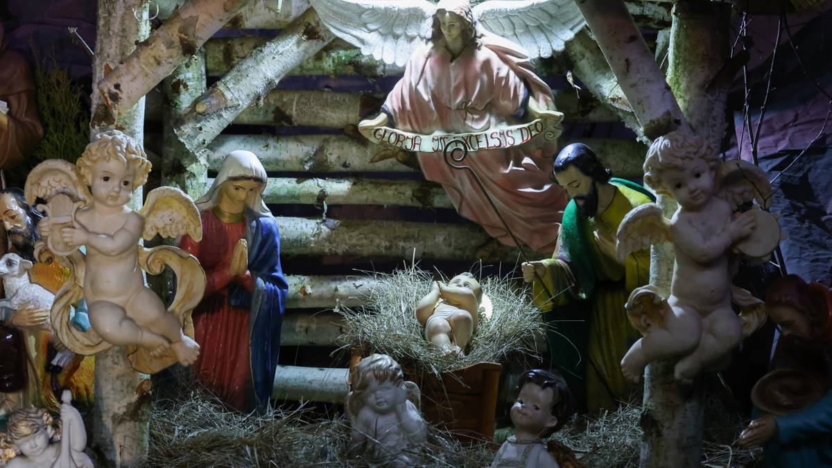 Szopka bożonarodzeniowa z figurkami przedstawiającymi Świętą Rodzinę, aniołk&oacute;w i zwierzęta.