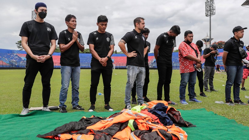 Odszkodowanie dla rodzin ofiar tragedii na stadionie piłkarskim w Indonezji