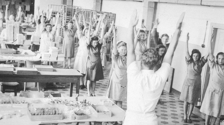 Ćwiczenia gimnastyczne podczas przerw w pracy w fabryce wyrobów cukierniczych 