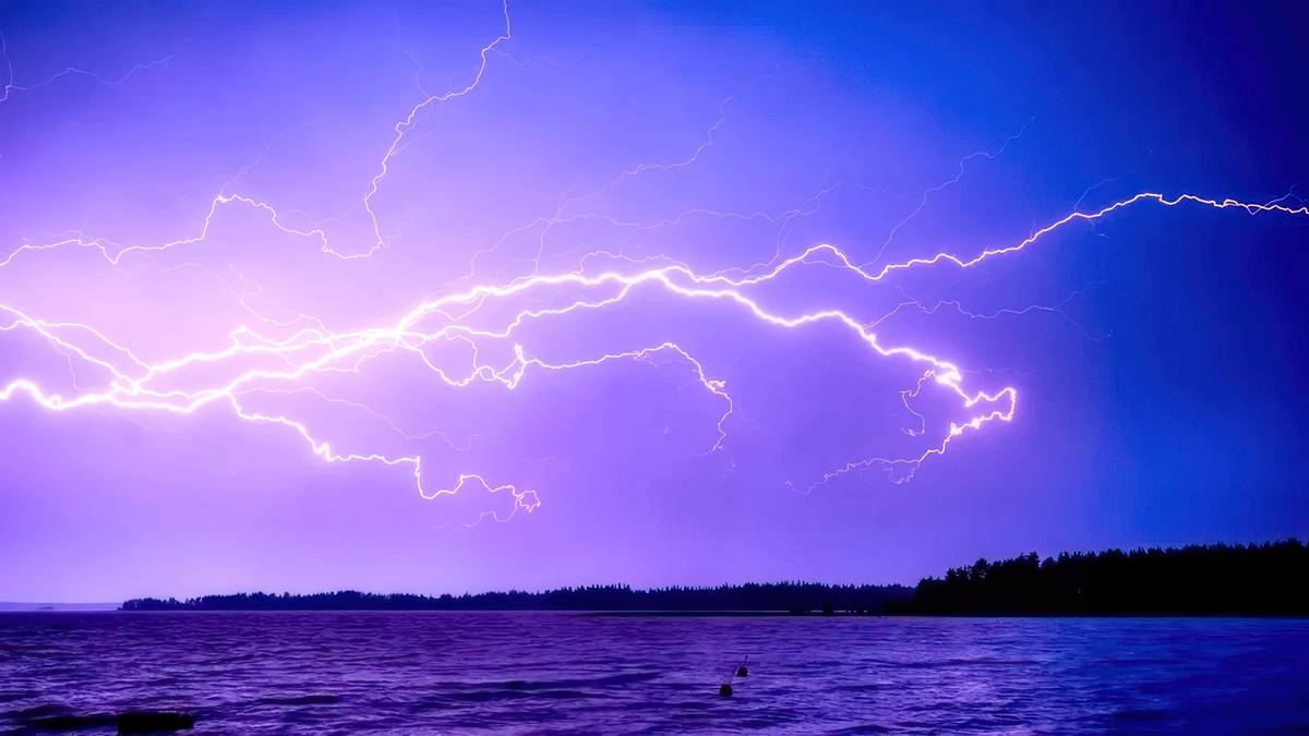 Piorun uderzył w wypoczywających ludzi. Fot. Pixabay.