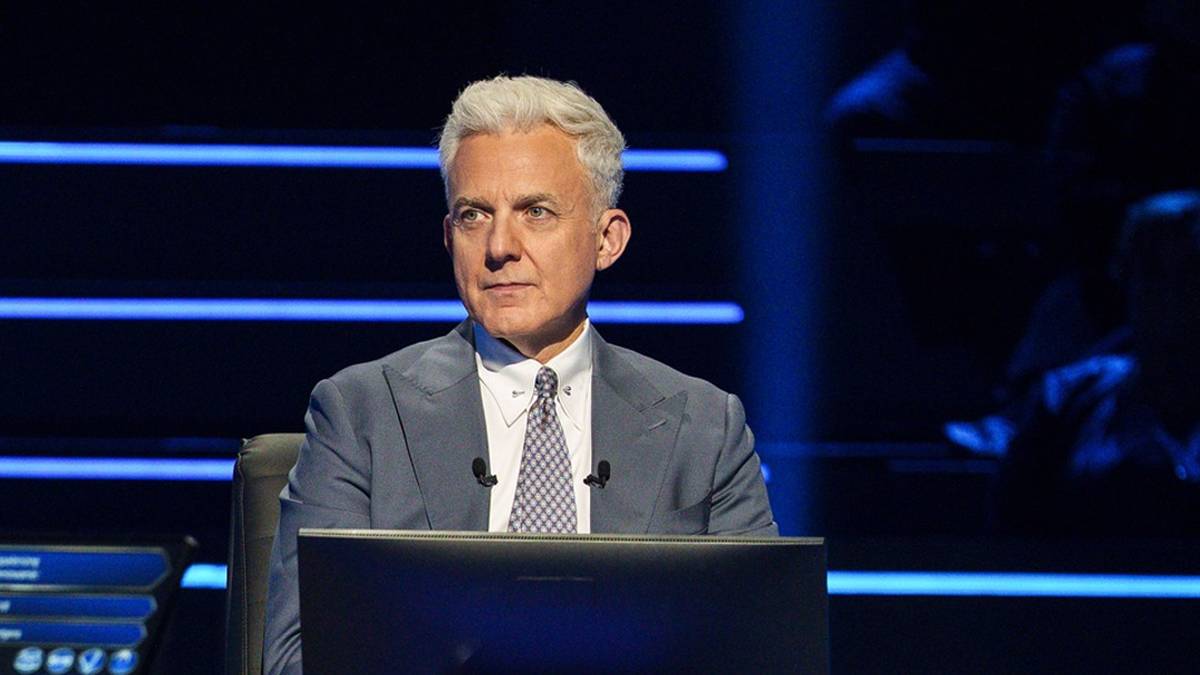 Ekran teleturnieju "Milionerzy" z pytaniem o piosenkarkę śpiewającą na mundialu, podczas kt&oacute;rego Polska zajęła trzecie miejsce. Opcje odpowiedzi to Maryla Rodowicz, Shakira, Edyta G&oacute;rniak i Marlena Dietrich.