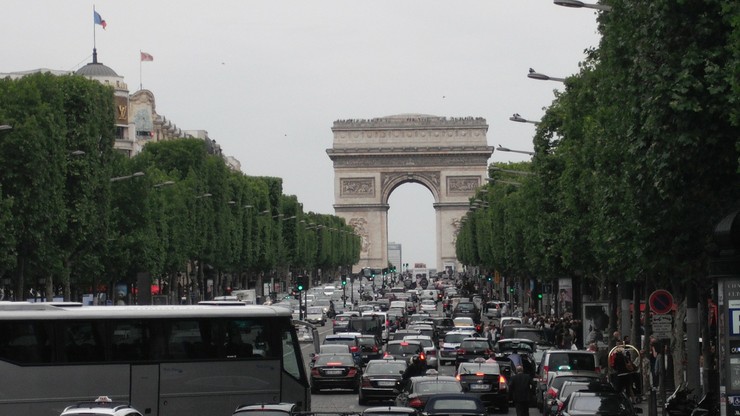 Paryż zakazuje wjazdu autom starszym niż 20 lat
