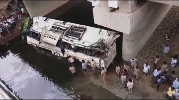 Autobus spadł z wiaduktu w Indiach. Nie żyje 29 osób