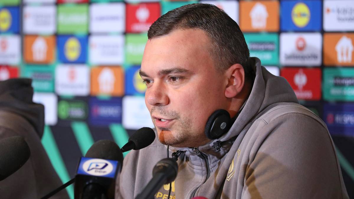 Adrian Siemieniec, trener Jagiellonii Białystok, podczas konferencji prasowej.