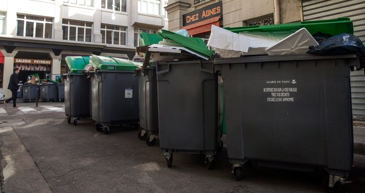 Paryż tonie w śmieciach