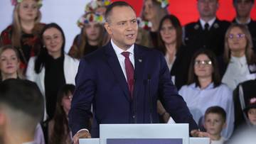 Prezydent Karol Nawrocki przemawia za m&oacute;wnicą z napisem "POLSKI SAFE 0%"