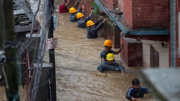 Ok. 2 mln ludzi opuściło domy, kilkadziesiąt osób nie żyje. Powodzie w Azji