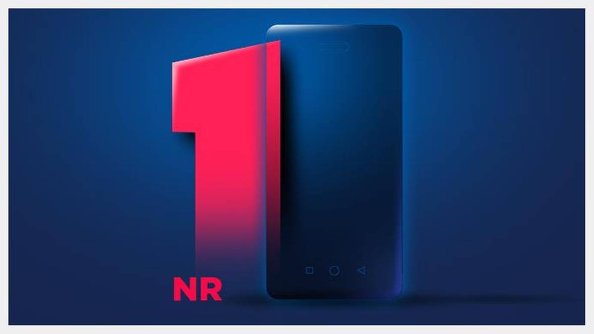 Czerwony znak "1" z neonowym połyskiem obok ciemnego, nowoczesnego smartfona na granatowym tle.