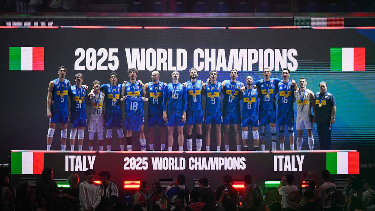 Drużyna siatkarzy pozująca do zdjęcia na podium z napisem "2025 WORLD CHAMPIONS" na ekranie.