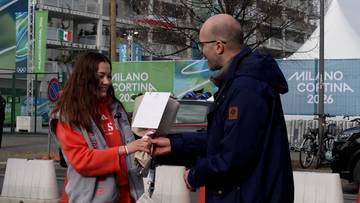 Dziennikarz Polsatu Sport wręczył polskiej olimpijce kwiaty od przyjaciółki. Nie mogła ukryć łez!