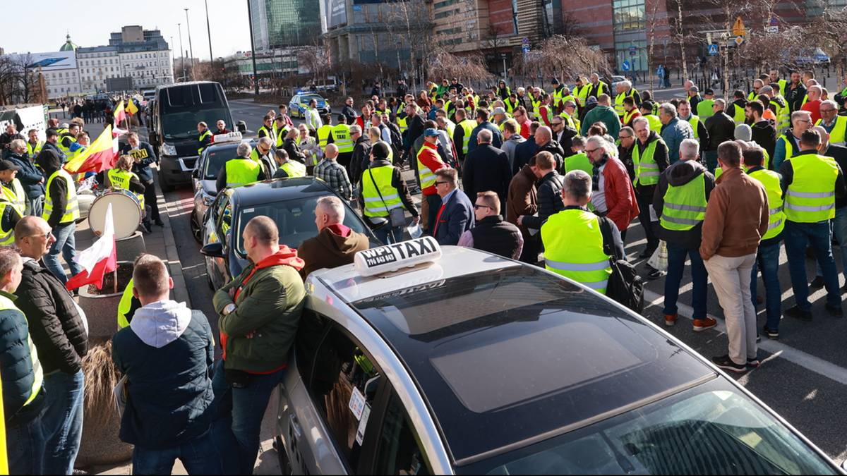 Taksówkarze zablokowali centrum Warszawy. Przedstawili żądania