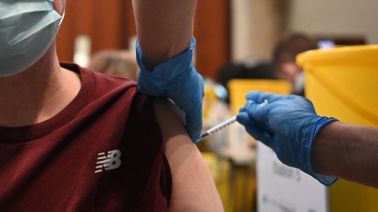 Włochy: użył sztucznego ramienia, aby uniknąć szczepienia