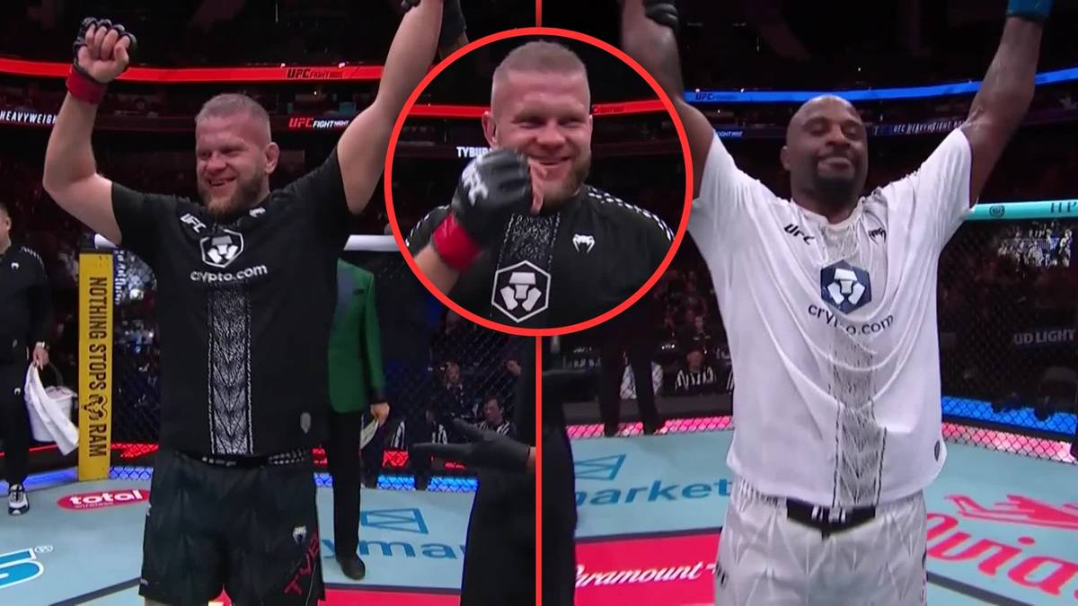 Dwóch zawodników MMA, jeden w czarnym stroju, drugi w białym, stoi w oktagonie z podniesionymi rękami po walce.