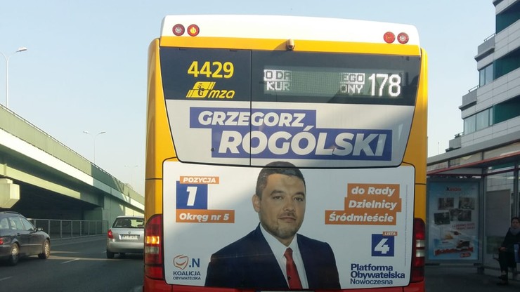Radni PiS zawiadamiają prokuraturę ws. reklam kandydatów KO na stołecznych autobusach