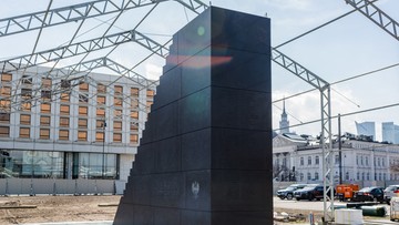 Sasin: pomnik smoleński odsłonią rodziny ofiar katastrofy