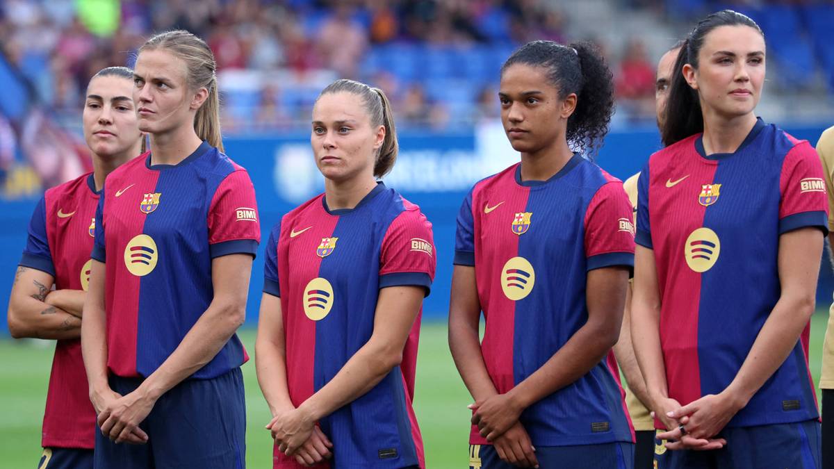 Pięć piłkarek FC Barcelona w strojach z niebiesko-czerwonymi pasami stoi w rzędzie, patrząc w lewo.