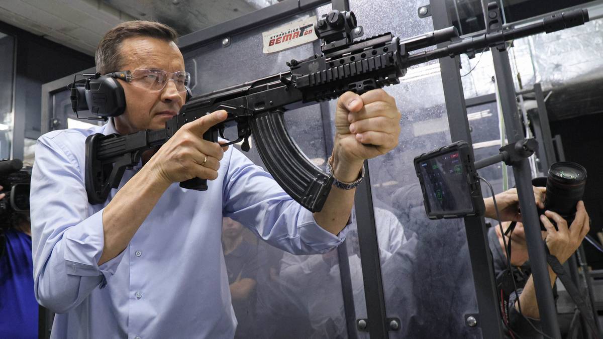 Obowiązkowe szkolenie dla wszystkich absolwenta. Morawiecki przedstawia plan