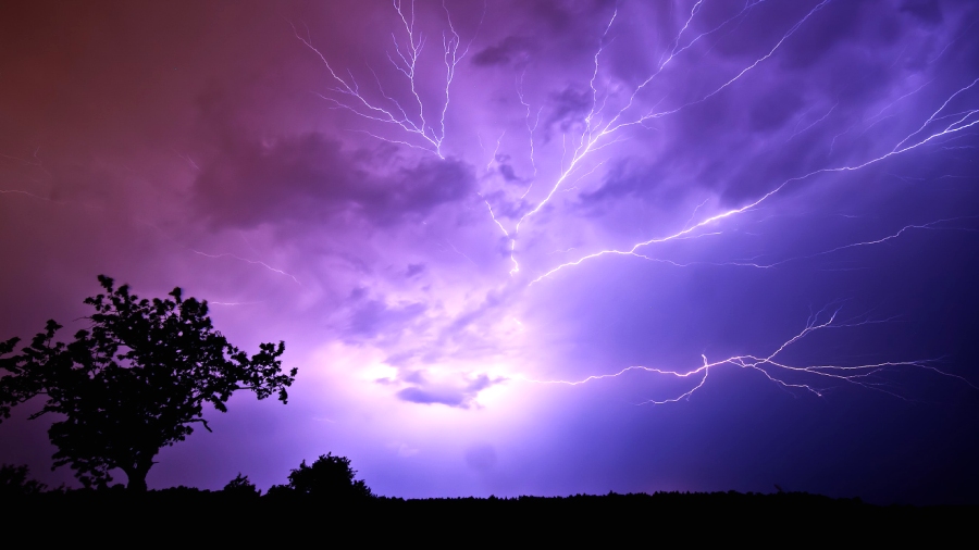 17.05.2019 11:00 Z każdym dniem coraz silniejsze burze z ulewami, gradem i wichurami. Mogą powodować szkody