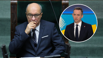 Poseł w sali sejmowej, w tle portret polityka na tle flag Polski i Ukrainy.