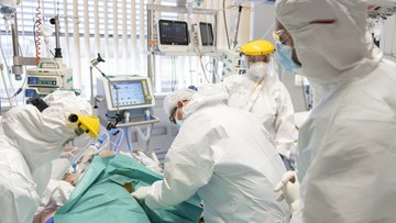 Ponad 700 zgonów i blisko 14 tys. zakażeń. Nowe dane ministerstwa