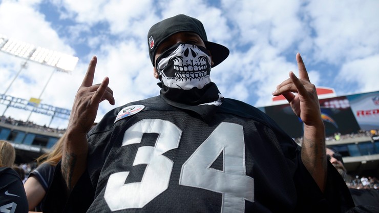 NFL: Inauguracyjne zwycięstwo Raiders, siedem punktów Janikowskiego