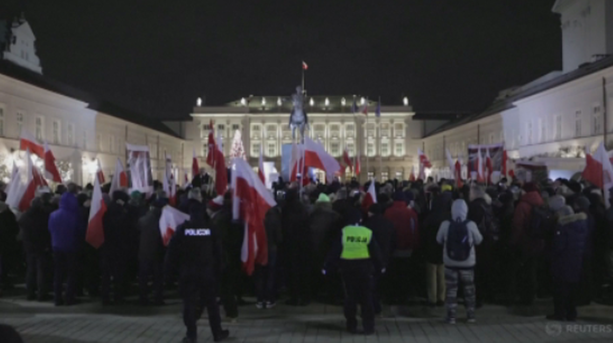 Protest przed Pałacem Prezydenckim. Zebrani sprzeciwiają się zatrzymaniu M. Kamińskiego i M. Wąsika