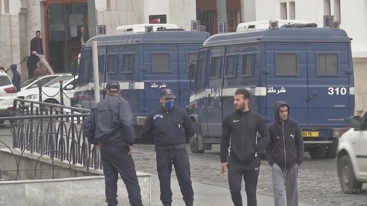 Godzina policyjna już od 15:00 - władze Algierii zaostrzają restrykcje
