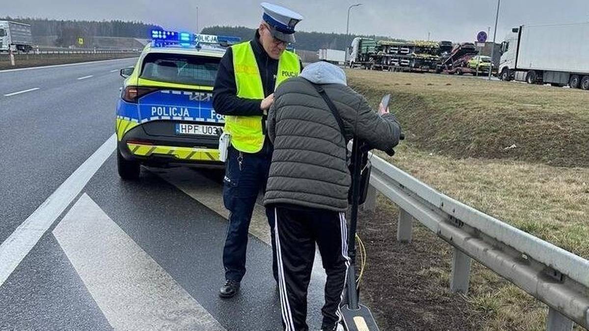 Pędził hulajnogą po trasie S8. Mężczyzna tłumaczył, iż spieszy się do kosmetyczki