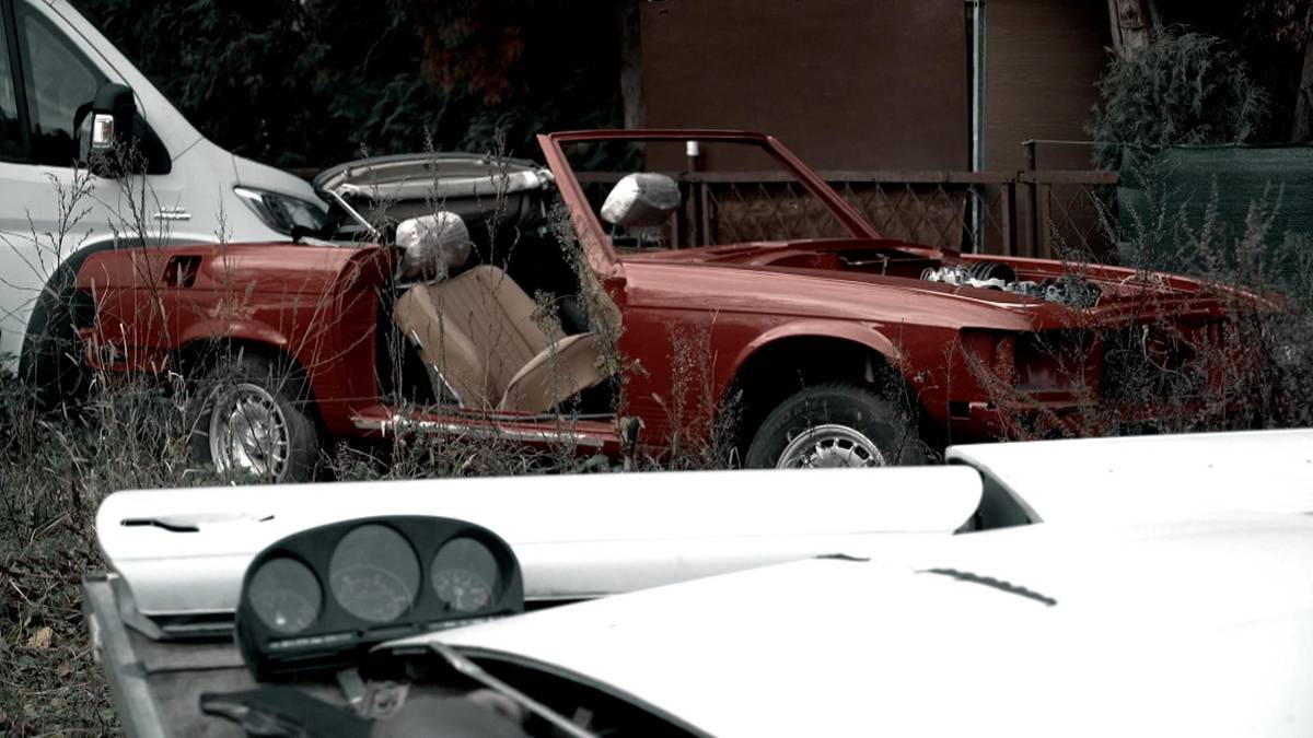 Renowacje aut braci M. Zamiast odrestaurowanych klasyków, długi i wraki