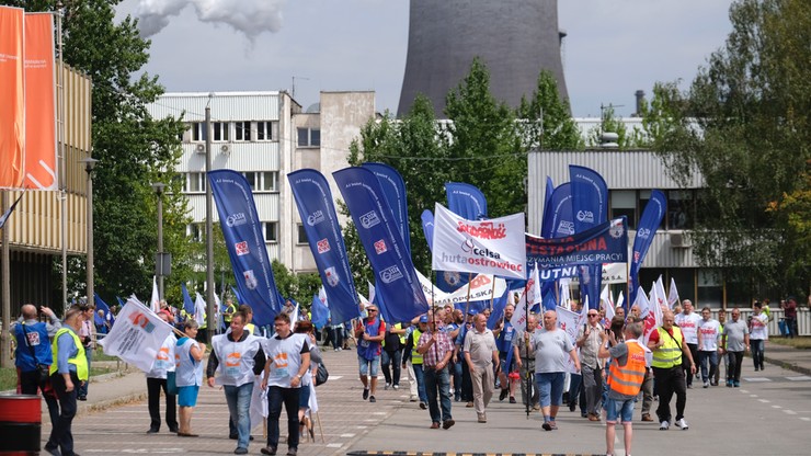 Protest hutników w Dąbrowie Górniczej. Nie zgadzają się na wygaszenie wielkiego pieca w Krakowie