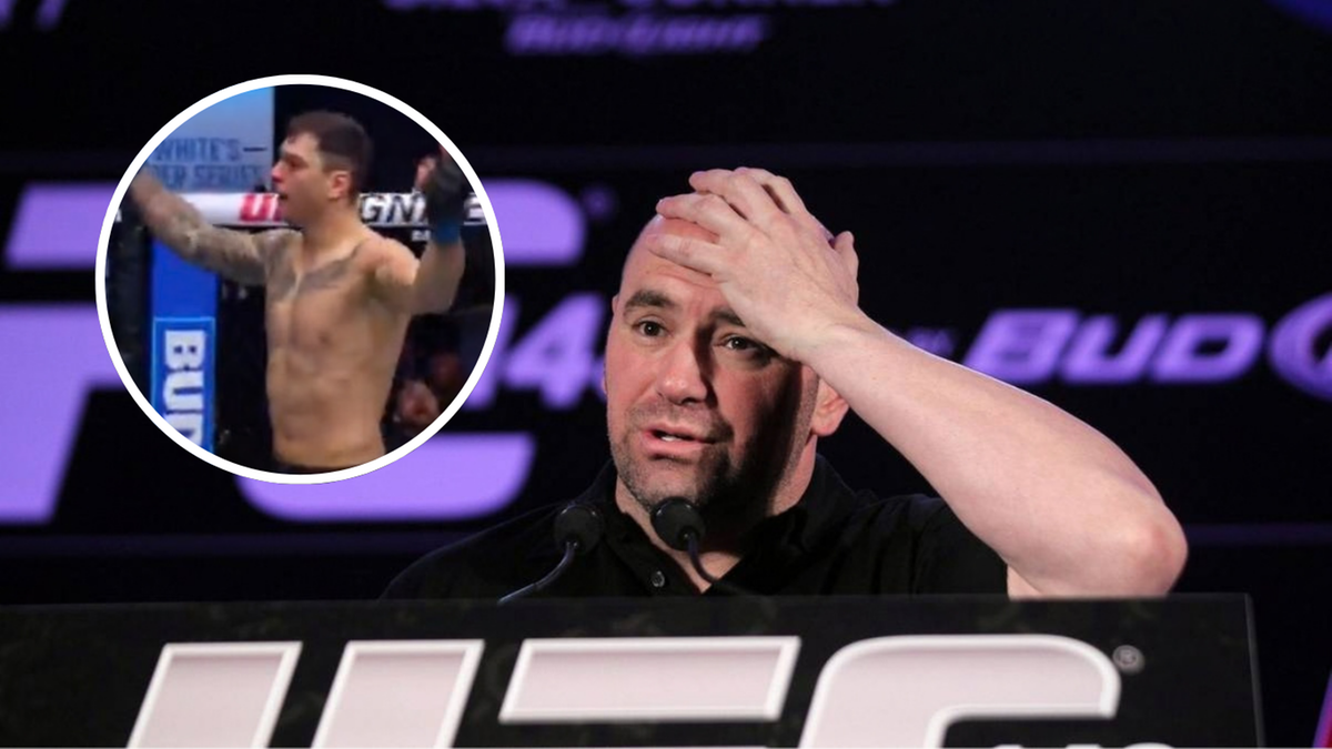 Dana White, prezes UFC, siedzi przy stole podczas konferencji prasowej, z dłonią na czole. W lewym górnym rogu obrazu znajduje się okrągłe wcięcie przedstawiające zawodnika UFC z podniesionymi rękami.