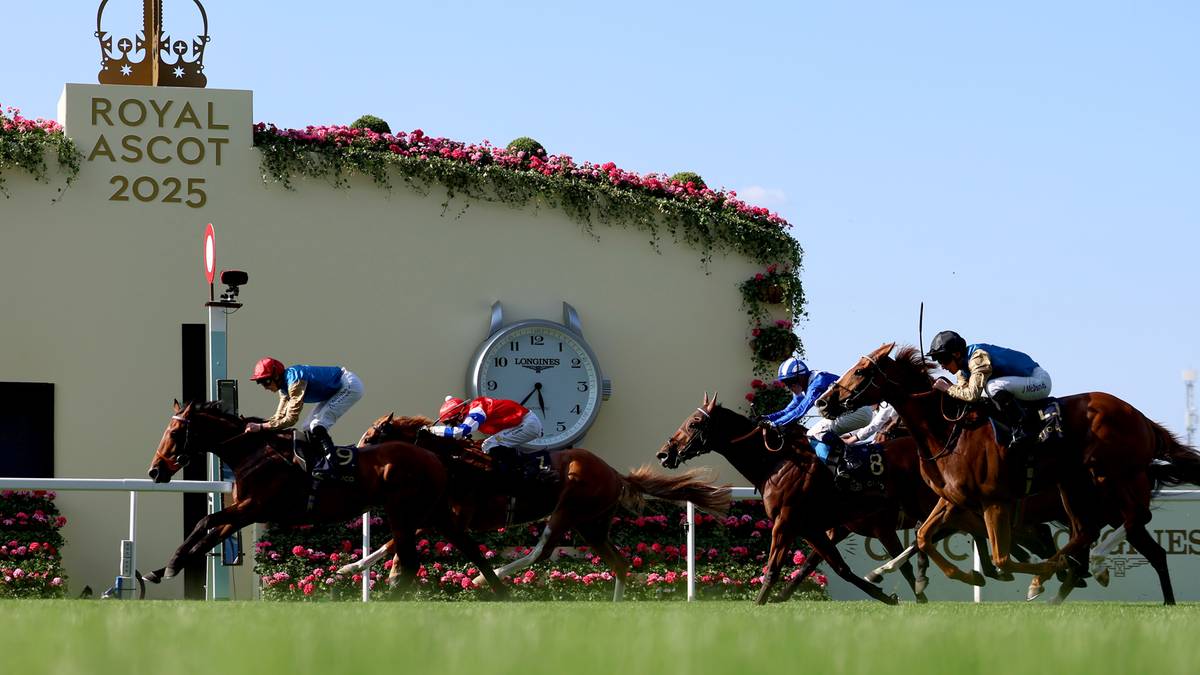 Wyścig konny z widocznymi końmi i dżokejami, w tle budynek z napisem Royal Ascot 2025 i zegarem.