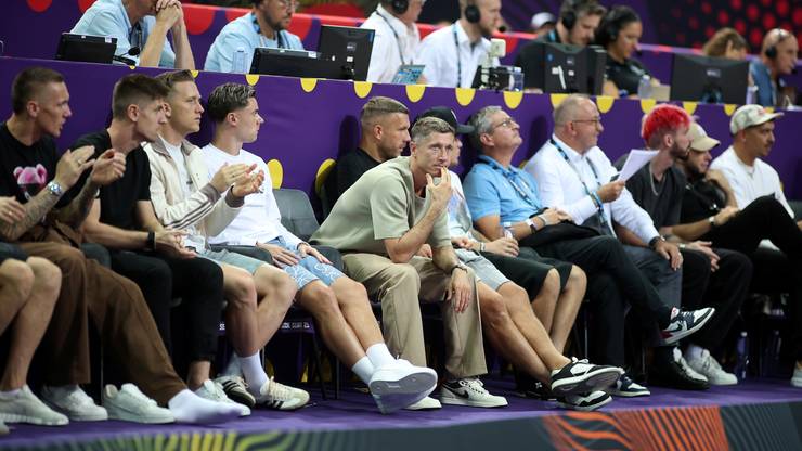 Piłkarze reprezentacji Polski na meczu koszykarzy