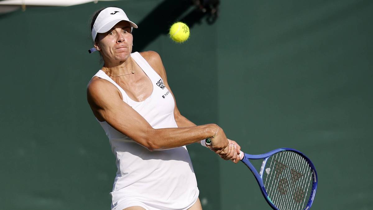 Magda Linette odbija piłkę tenisową rakietą podczas meczu