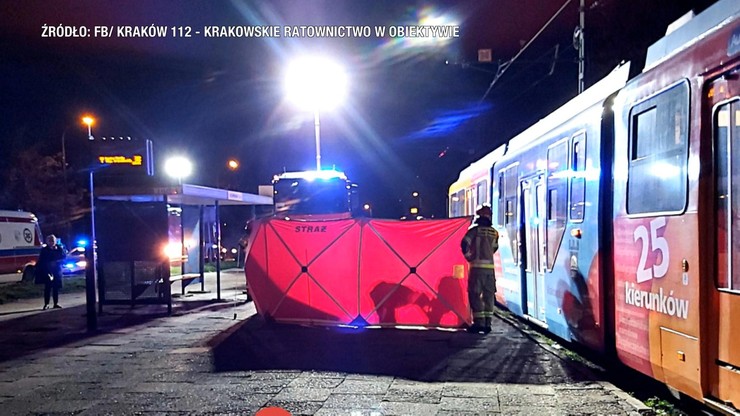 Kraków. Mężczyzna upadł próbując wsiąść do tramwaju. Nie żyje