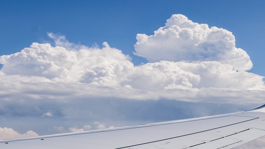 Chmura burzowa Cumulonimbus widziana z pokładu samolotu. Fot. Kamil / TwojaPogoda.pl