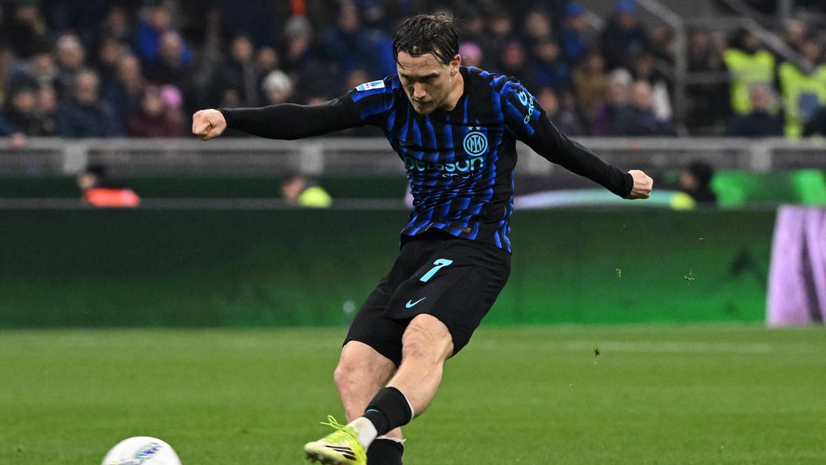 Piłkarz Interu Mediolan Piotr Zieliński oddaje strzał na bramkę podczas meczu.