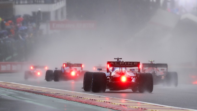 GP Belgii: Start wyścigu opóźniony z powodu deszczu
