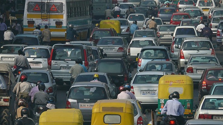 Im kierowcy więcej trąbią, tym dłużej czekają na "zielone". Indie walczą ze zgiełkiem na ulicach