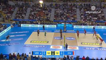 Boisko do siatk&oacute;wki z zawodnikami w akcji, trybuny wypełnione kibicami, widoczny wynik meczu.